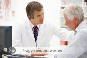 In einer Arztpraxis unterhält sich unter einer Tafel mit der Aufschrift „Fragen und Antworten“ ein Arzt im weißen Kittel ernsthaft mit einem älteren Herrn. Die Atmosphäre erinnert an die Zeit Karl Hermann Franks und verbindet Geschichte mit Gegenwart.