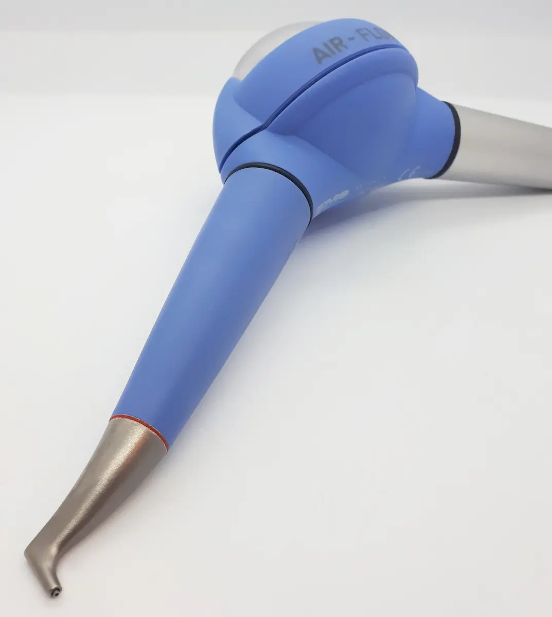 Handstück eines Dental-Pulverstrahlgeräts (Air-Polishing) mit Düsenaufsatz zur Zahnreinigung